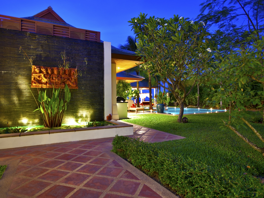 Villa Entrance & Fountain