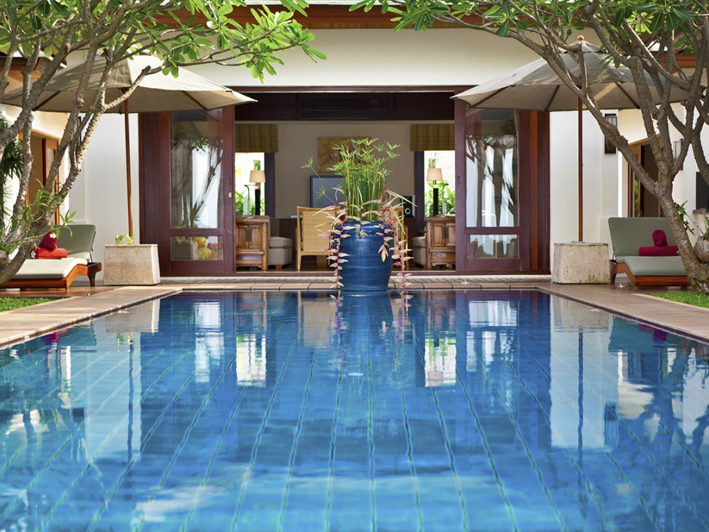 Pool & Villa Exterior