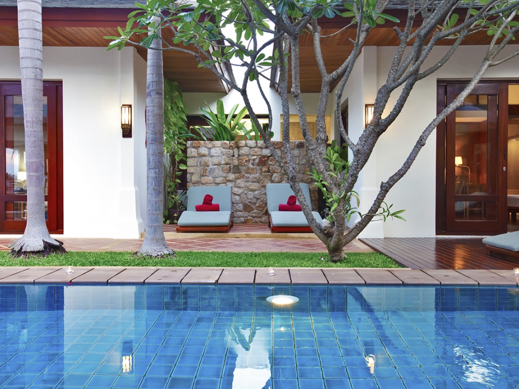 Swimming Pool & Lounge Chairs