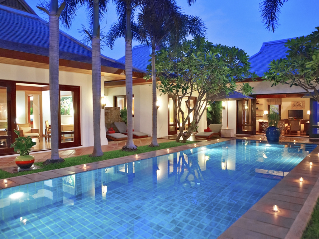 Pool & Villa Exterior