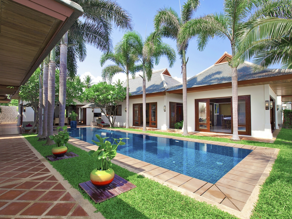 Pool & Villa Exterior