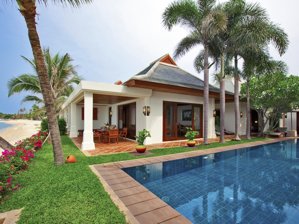 Pool & Villa Exterior