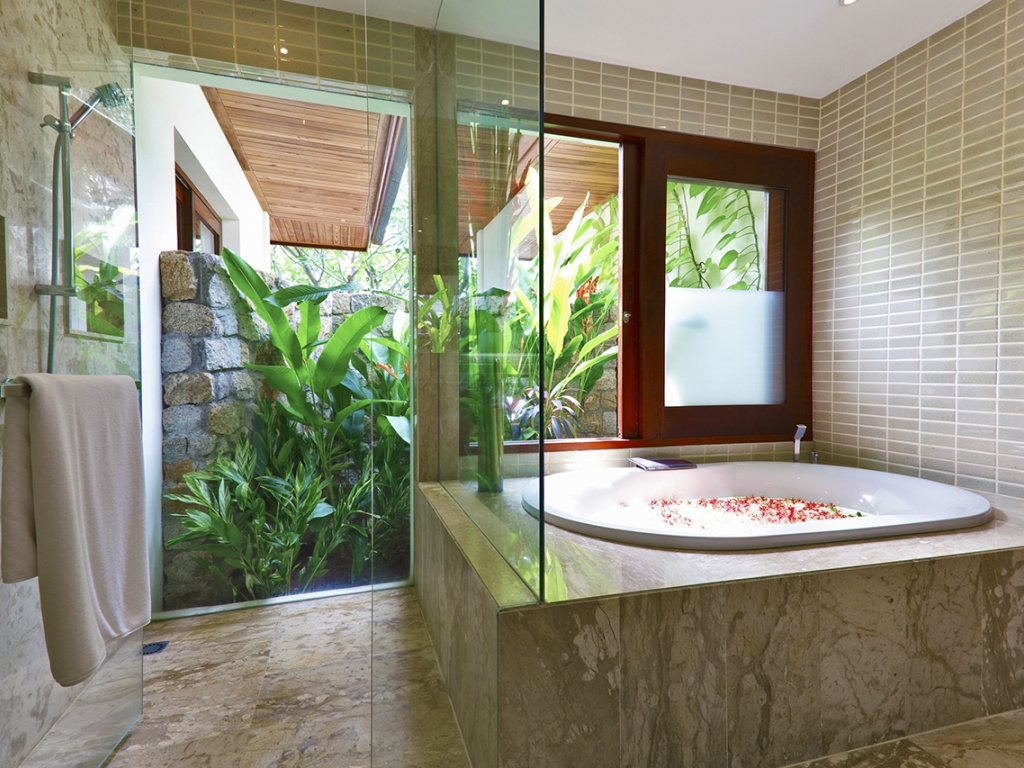 Bathroom Tub & Shower